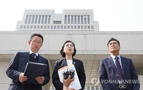탄원서 들고 발언하는 김현아 전의교협 언론홍보위원장(사진=연합뉴스)